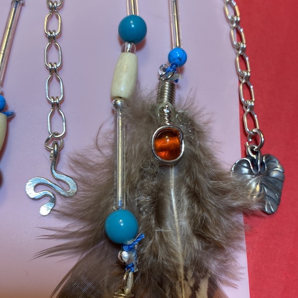 Charm hair clip with feathers - Picture 2 of 4